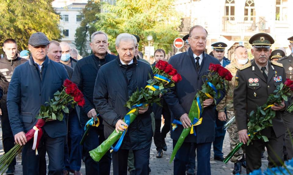 УЧАСТЬ В ЦЕРЕМОНІЇ ПОКЛАДАННЯ КВІТІВ З НАГОДИ ДНЯ ЗАХИСНИКІВ ТА ЗАХИСНИЦЬ УКРАЇНИ КЕРІВНИЦТВА І СПІВРОБІТНИКІВ ДЕРЖАВНОГО АРХІВУ ОДЕСЬКОЇ ОБЛАСТІ