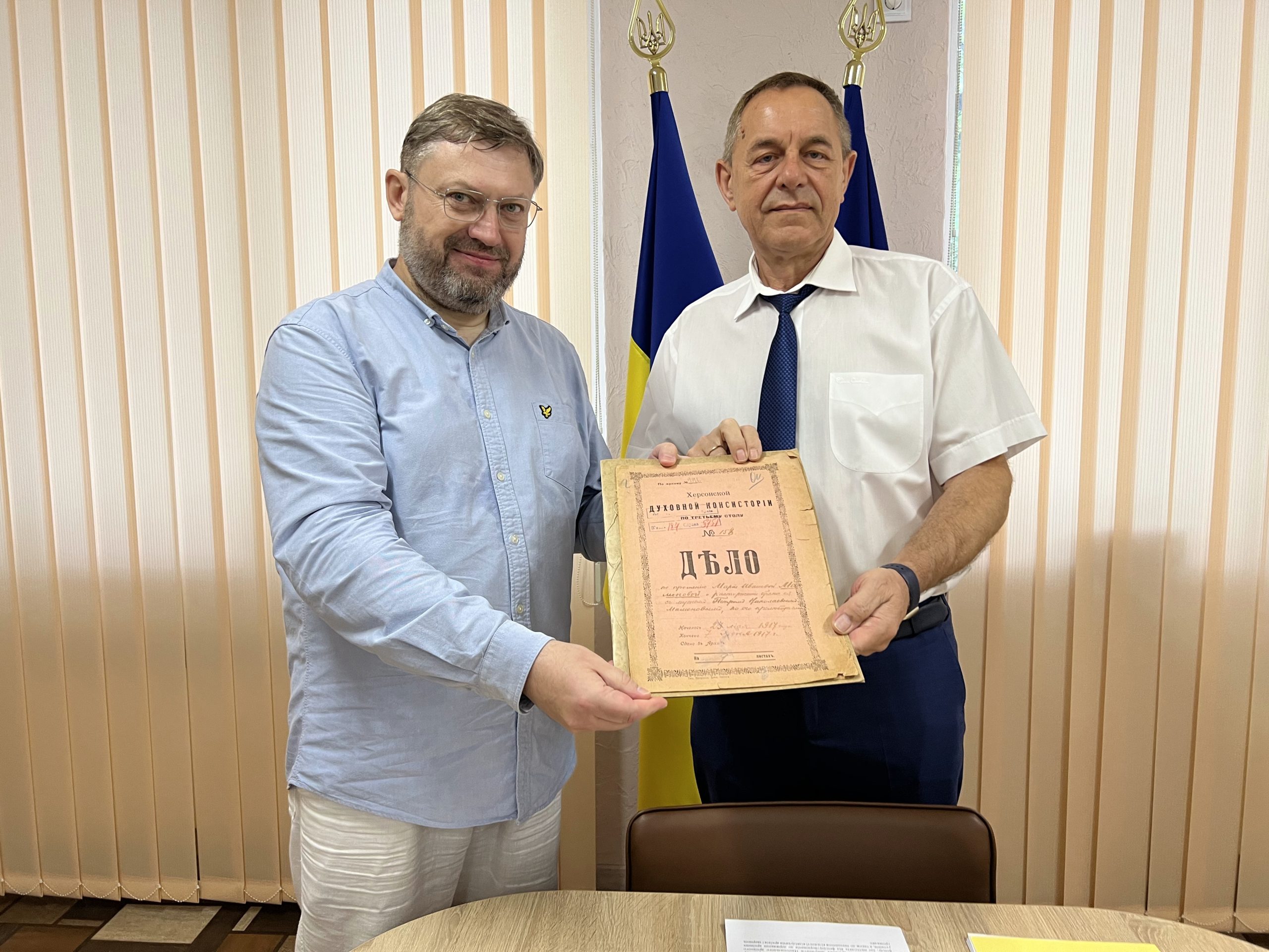 До Держархіву надійшли документи давніх актів, прийняті в дар від Олексія Новікова, голови Громадської спілки «Українська культурна спадщина»